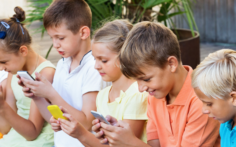 Jak smartfon i tablet niszczy kręgosłup naszych dzieci?